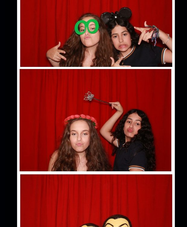 Manobs12 Totem de Foto com Backdrop Cortina Vermelha