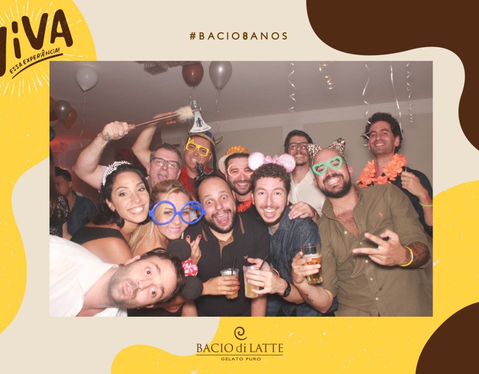 Bacio - Totem de Fotos com Varal de Fotos Lembrança Personalizado