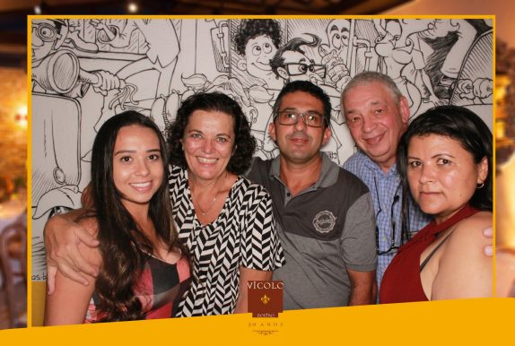Confraternização Vicolo - Totem de Fotos Lembrança impressa na hora Confraternização Vicolo - Totem de Fotos Lembrança impressa na hora