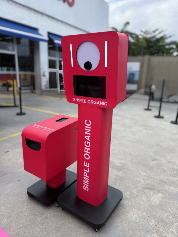 Totem de fotos Simple Organic em evento corporativo, registrado pela PhotoA, com impressão instantânea e personalização para convidados.