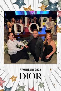 Foto lembrança do evento Dior registrada pela PhotoA, com impressão instantânea e personalização para convidados.