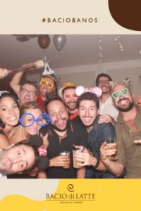 Bacio - Totem de Fotos com Varal de Fotos Lembrança Personalizado