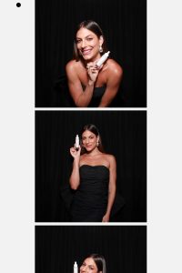 Cabine de fotos interativa da PhotoA em evento corporativo com fotos personalizadas e impressão instantânea.