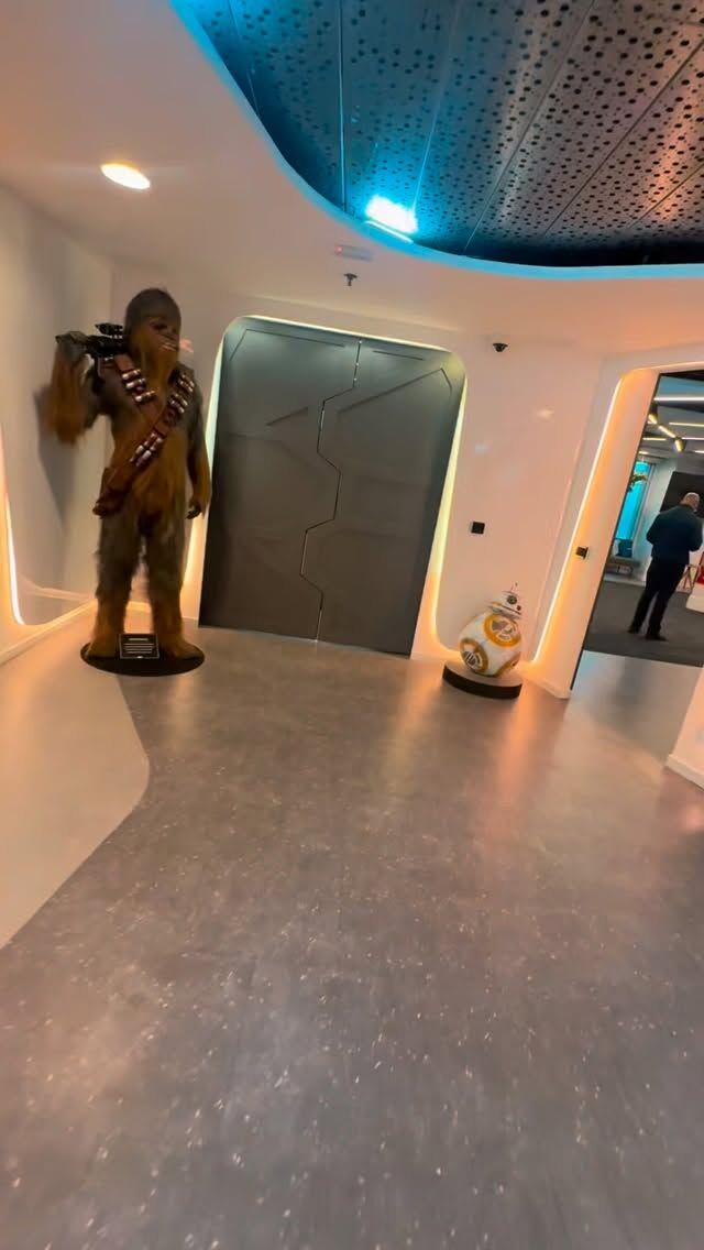 Participamos de uma ativação especial da NIVEA no escritório da Disney com nossa cabine de fotos personalizada. Os participantes puderam tirar fotos com moldura exclusiva da marca, receber a foto impressa na hora e ainda baixar a foto e o gif diretamente no celular via QR code.Quer saber mais?
Fale conosco! #cabinefotografica