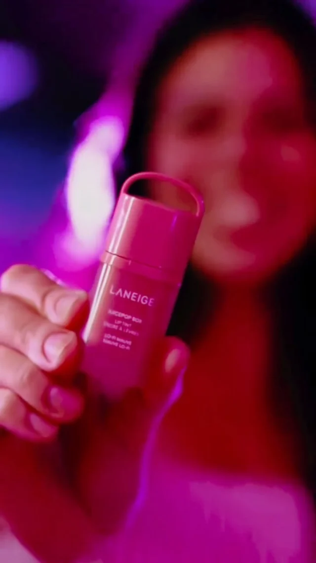 No lançamento do novo JuicePop Box Lip Tint da Laneige, a ativação contou com um totem de fotos personalizado. Após tirar a foto, o fundo era removido com IA, a participante podia adicionar sua assinatura e a foto em formato adesivo 15x20 era aplicada em um disco de vinil, criando uma peça personalizada no evento. Quer saber mais para o seu evento Fale conosco www.photoa.com.br #laneige
